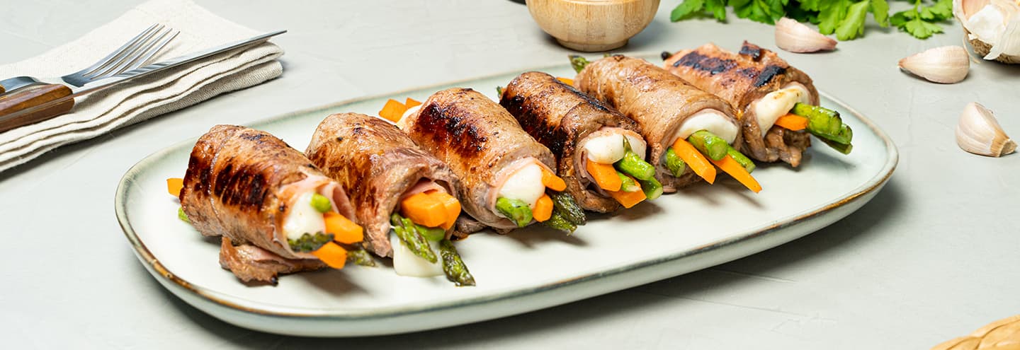 Rollitos de vacuno con queso y espárragos
