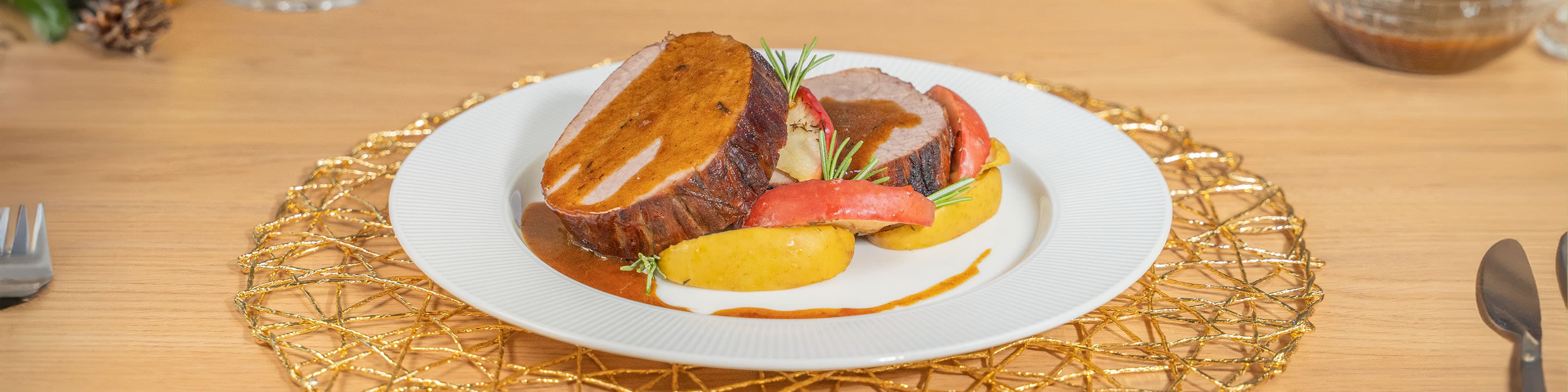 Peceto de novillo con salsa al whisky y manzana asada