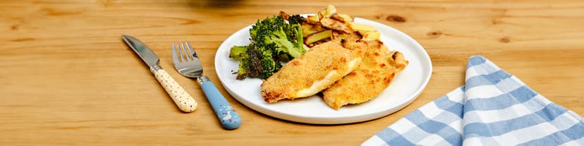Milanesa de pollo con patatas y brócoli