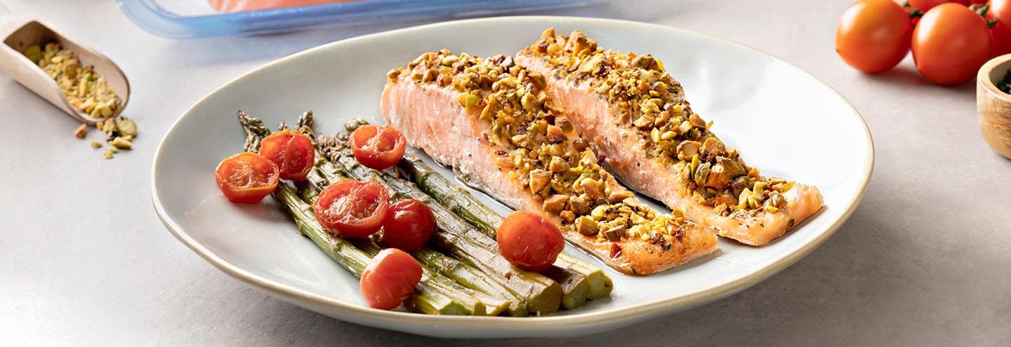 Salmón con costra de pistacho y hierbas