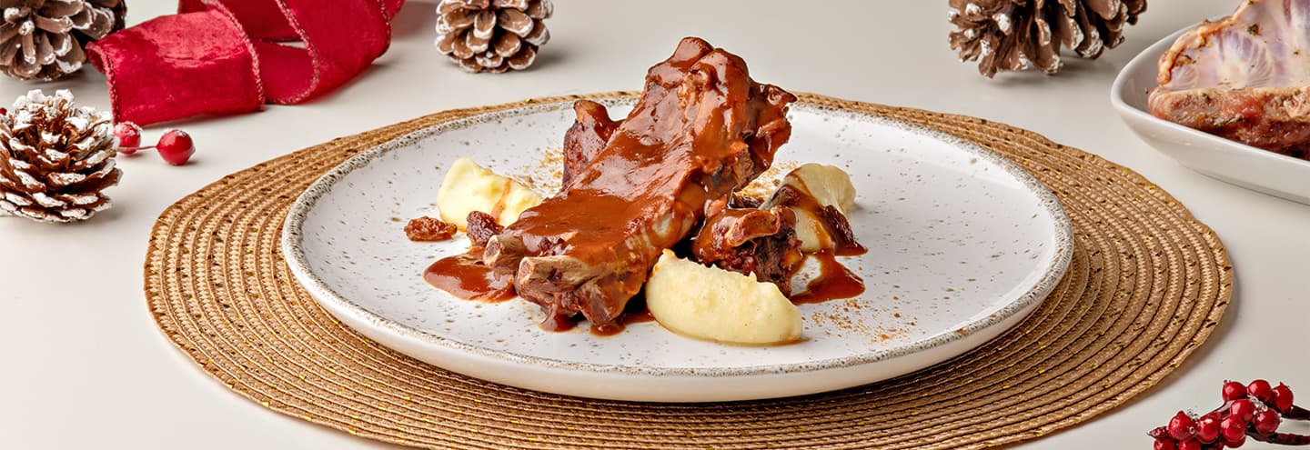 Costillas de cerdo al vino con quenelle de patata