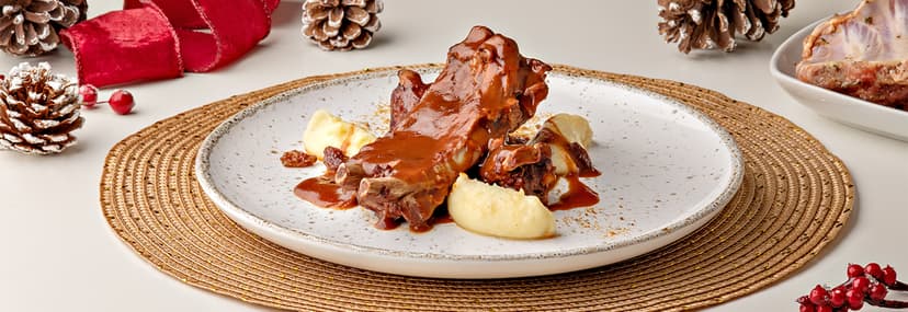 Costillas de cerdo al vino con quenelle de patata