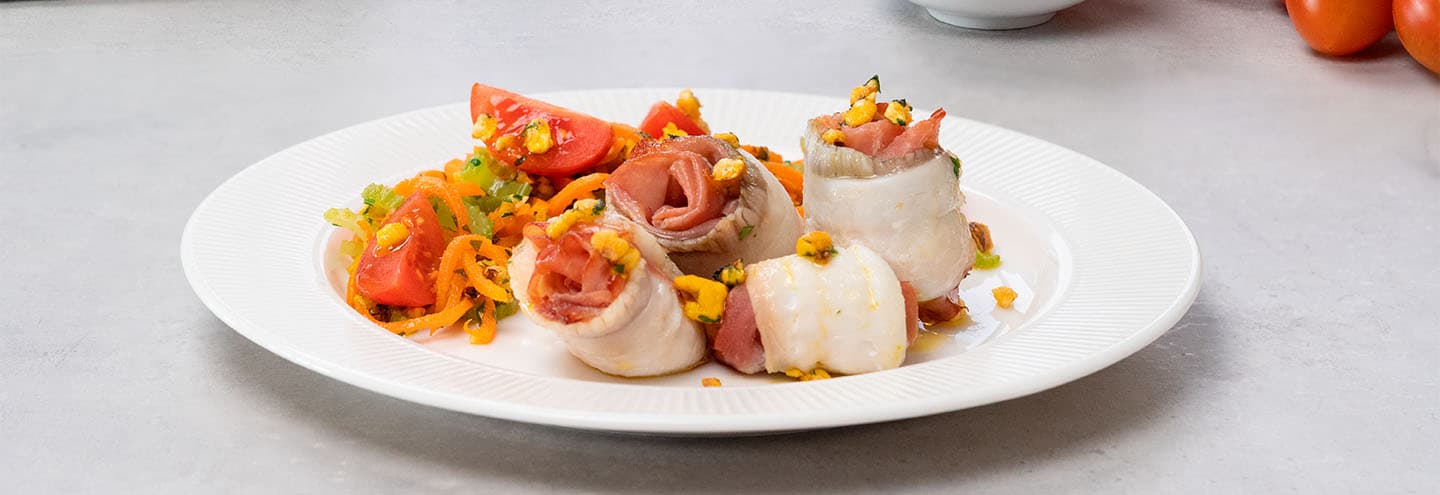 Rollitos de gallo con jamón, millo crujiente y verduras