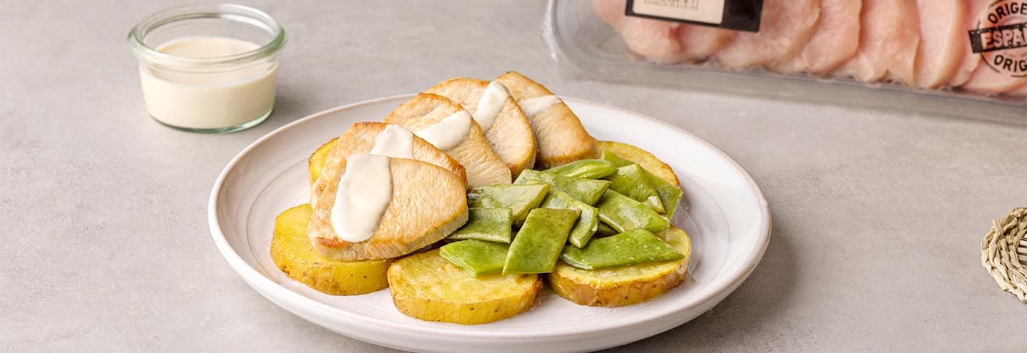 Medallones de pavo con judías y patatas al horno
