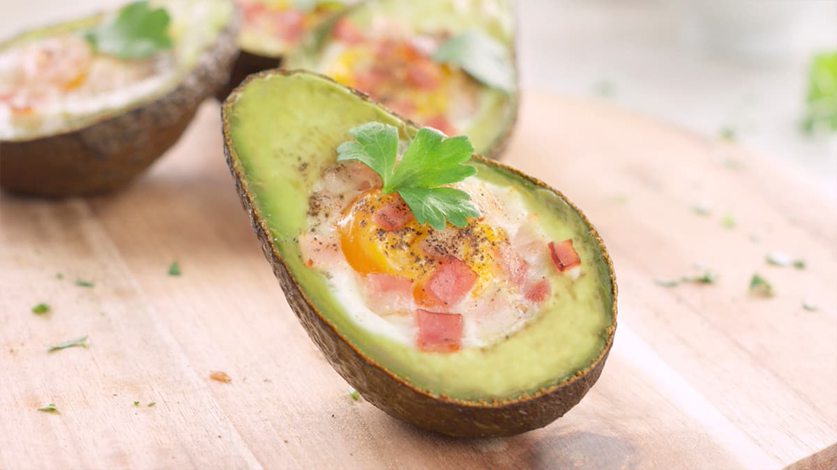 Aguacates rellenos con bacon y queso