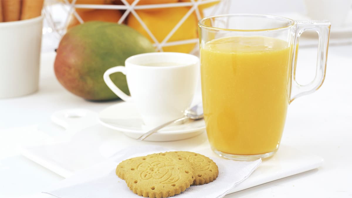 Batido vitamina C, capuccino y galletas