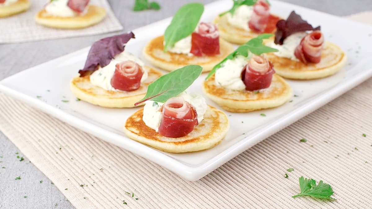 Blinis con jamón y brotes tiernos