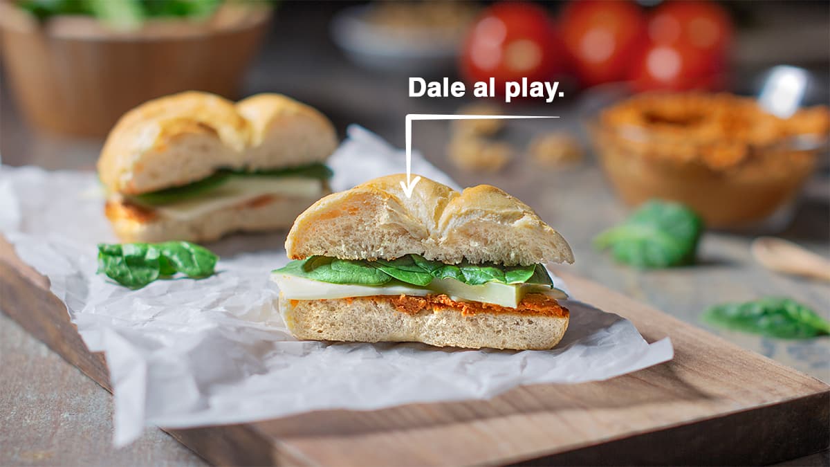 Bocadillo de quesos con pesto de tomate