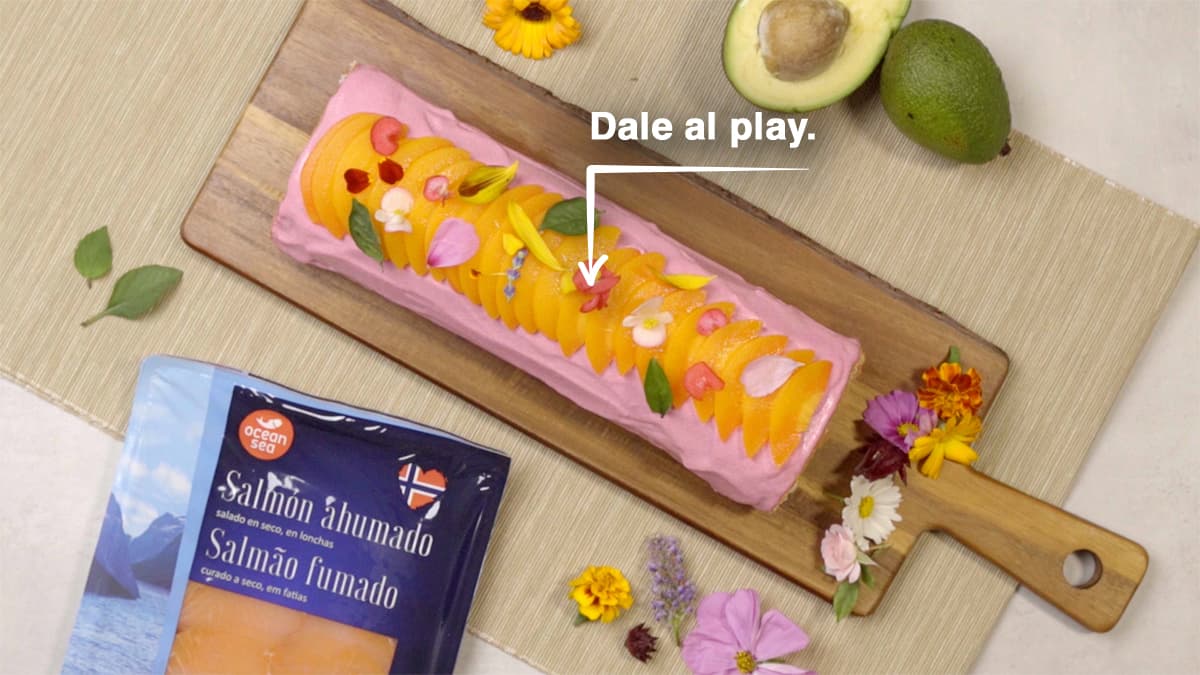 Brazo de gitano con salmón y aguacate