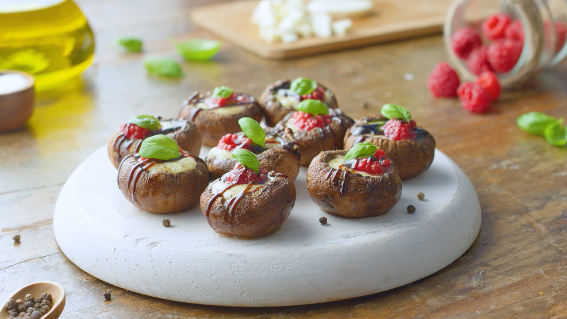 Champiñones rellenos de caprese de frambuesas