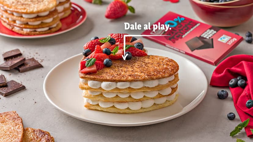 Corazón de milhojas de nata y frutas