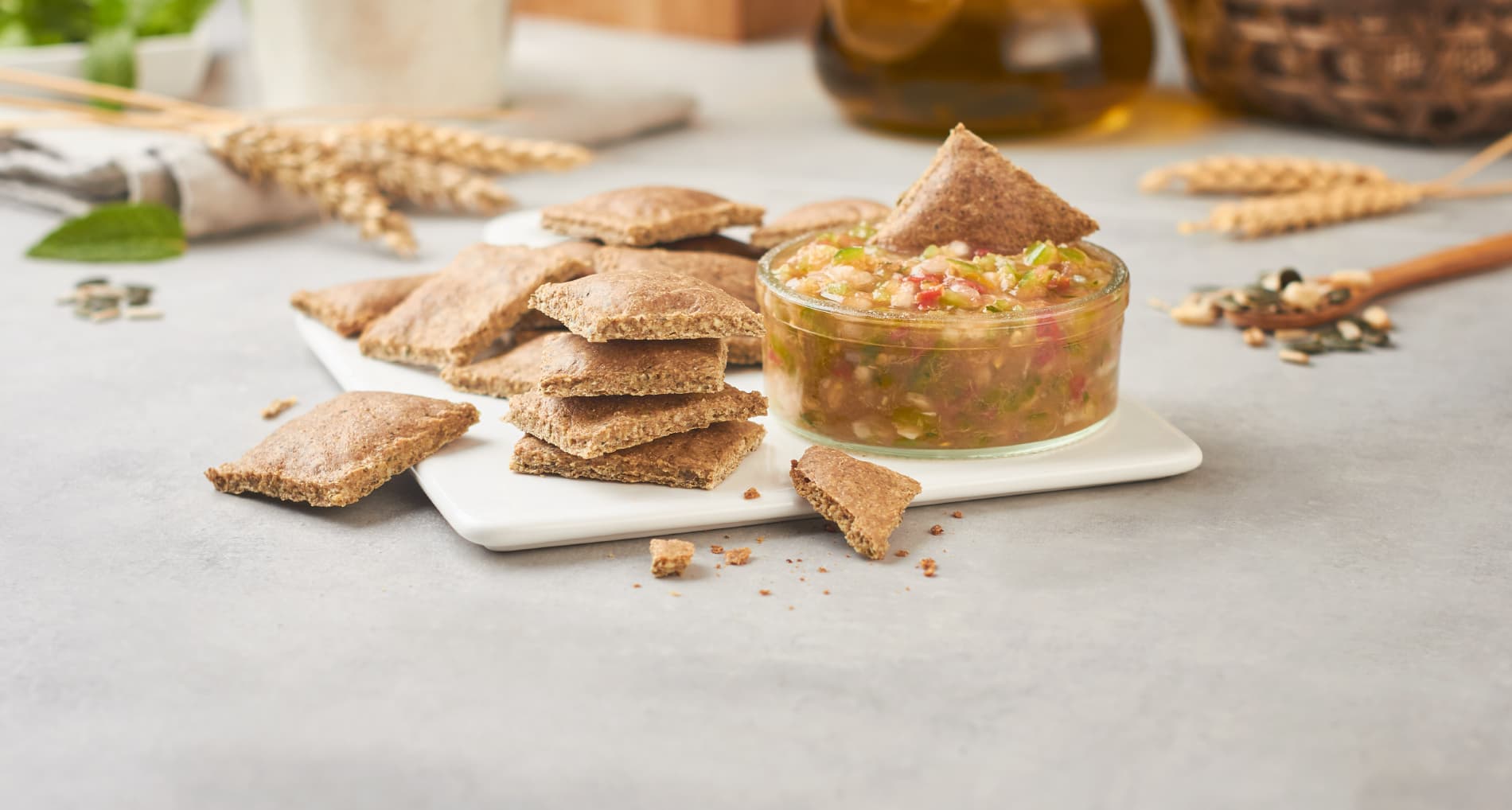 Crackers integrales con salsa de melocotón
