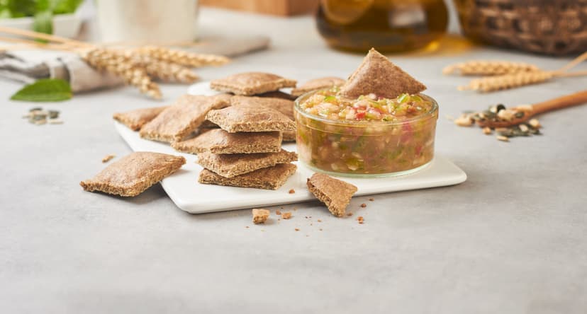 Crackers integrales con salsa de melocotón