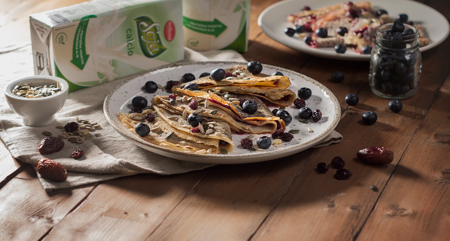Crêpes de soja con dátiles y arándanos