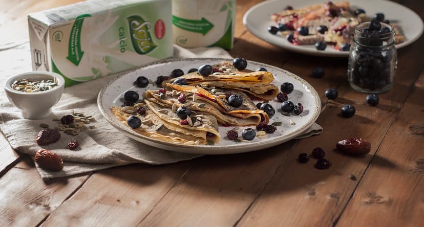 Crêpes de soja con dátiles y arándanos