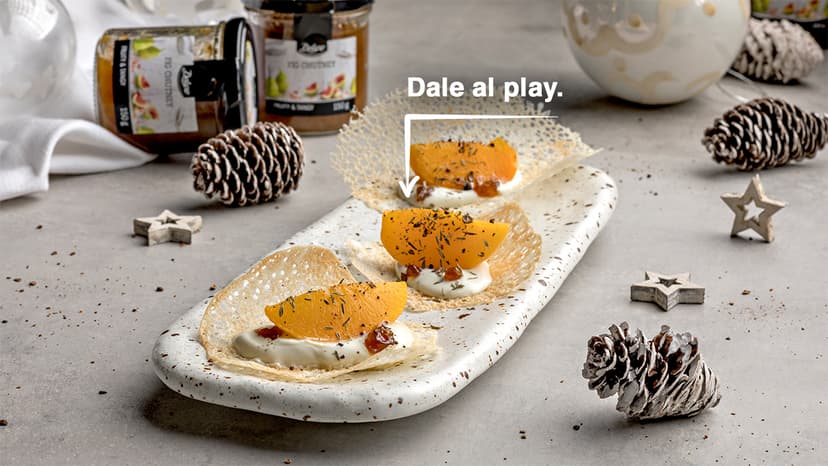 Crujientes de queso azul y salsa de higos