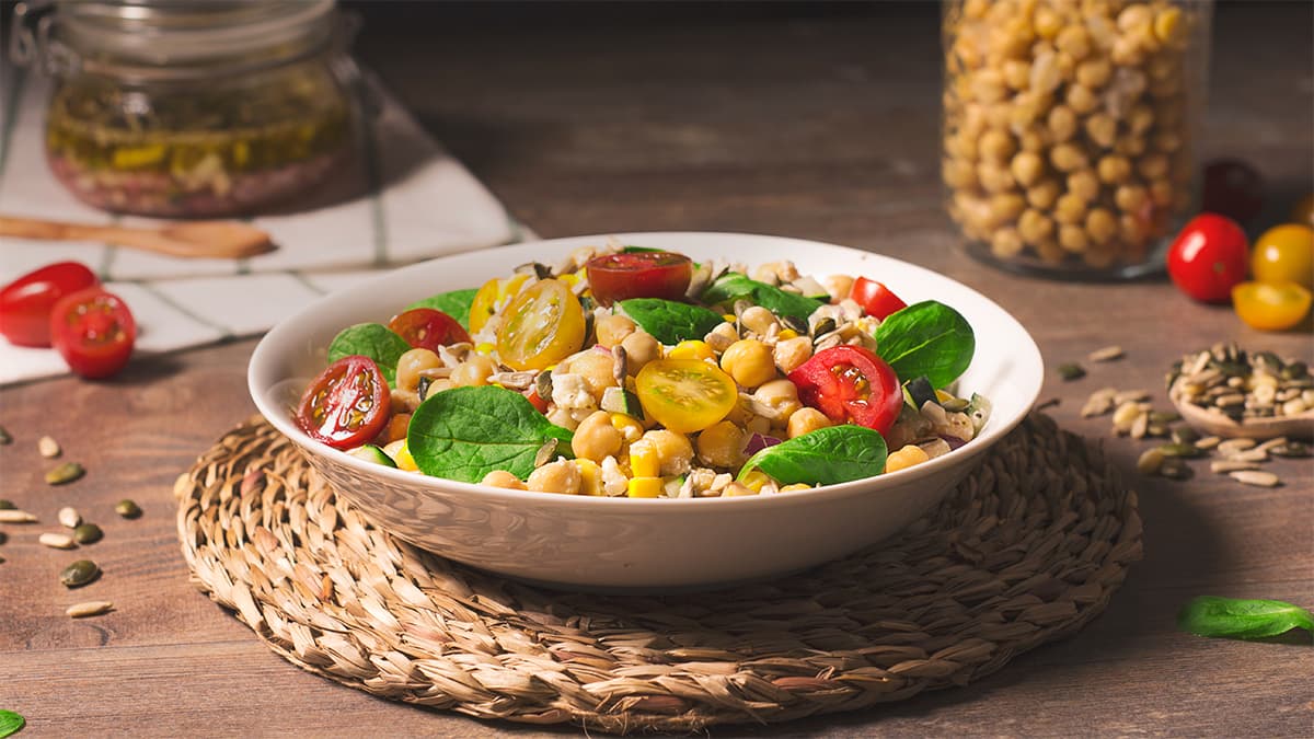 Ensalada de garbanzos con aliño de pepino