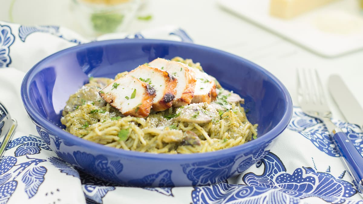 Espaguetis al pesto con pollo braseado