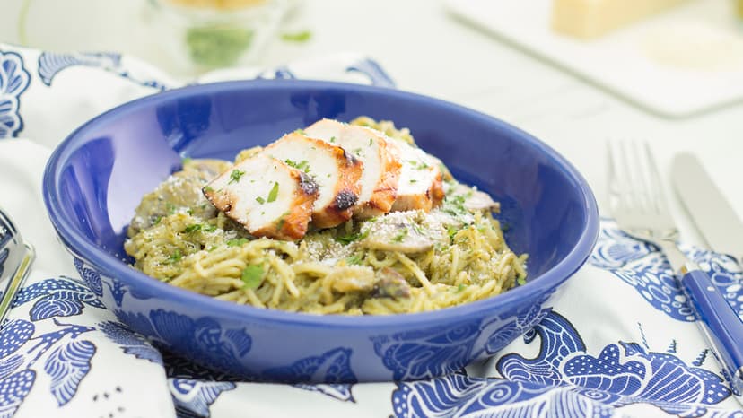 Espaguetis al pesto con pollo braseado