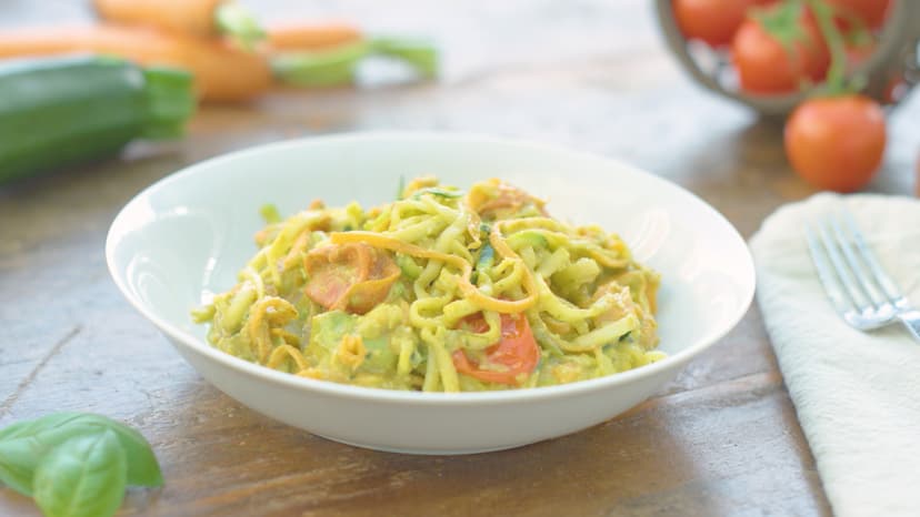 Espaguetis de verduras con pesto de aguacate