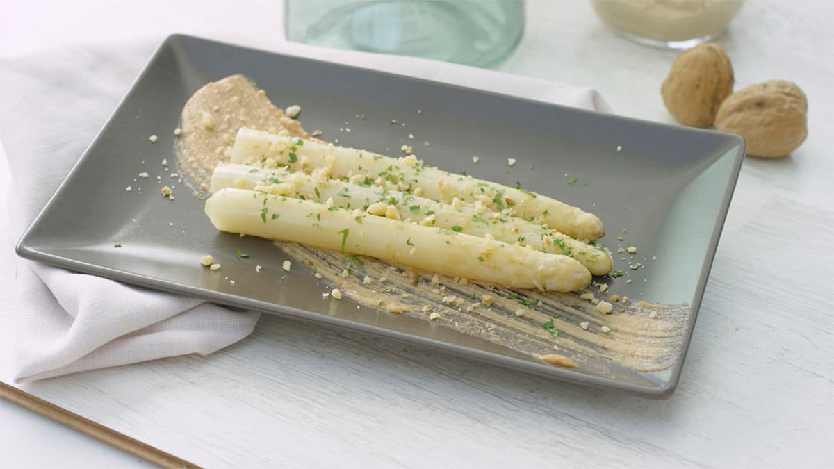 Espárragos blancos con salsa de queso y nueces