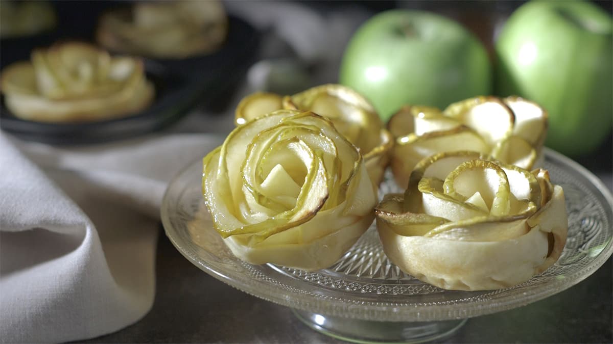 Flores de masa quebrada y manzana
