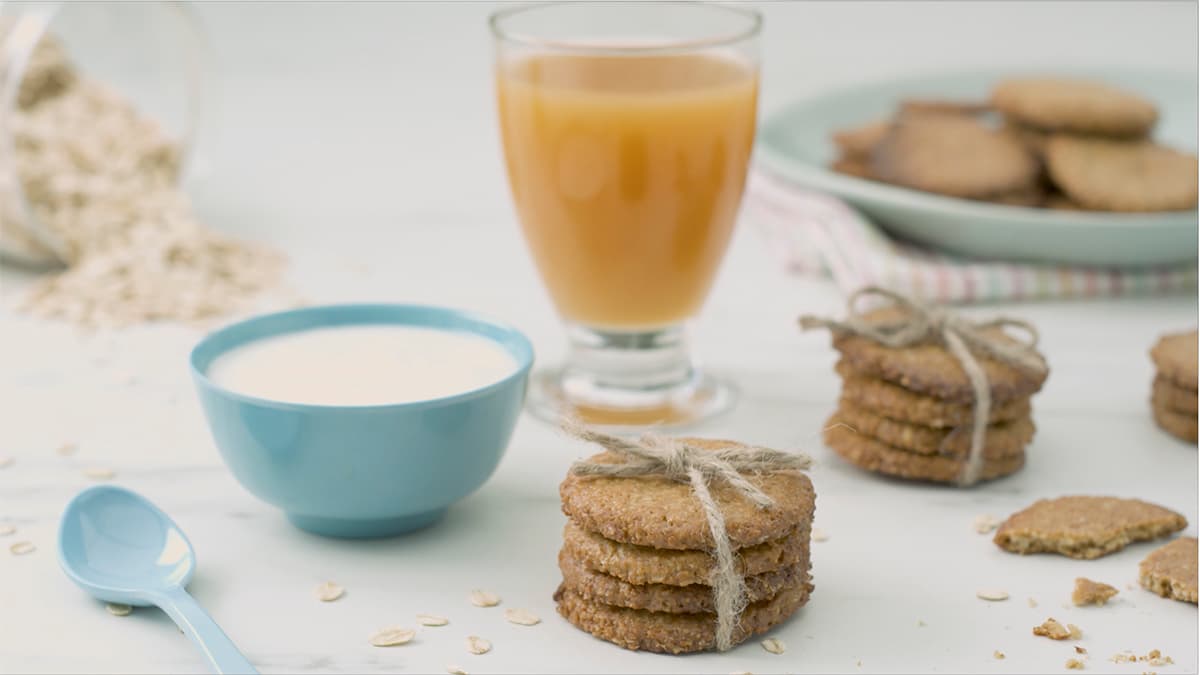 Galletas de avena, zumo y yogur