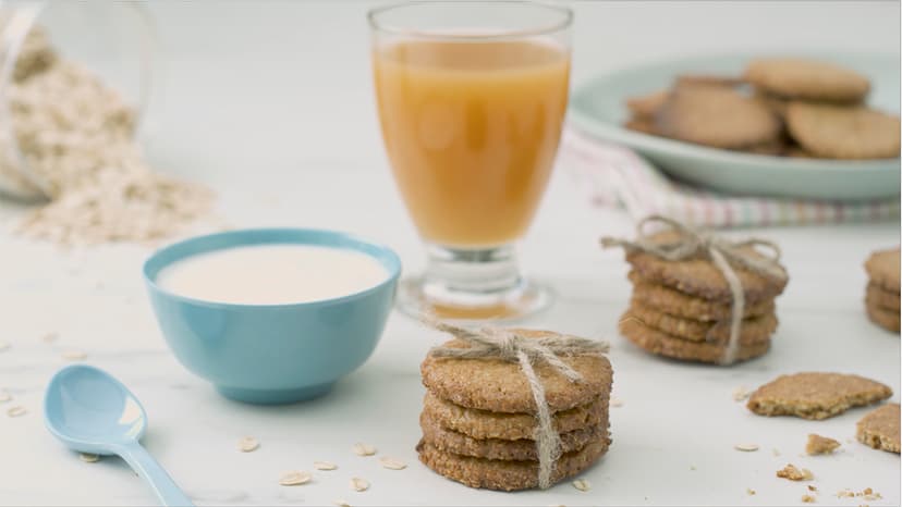 Galletas de avena, zumo y yogur