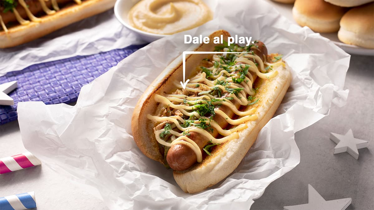Hot dog americano con salsa de queso cheddar