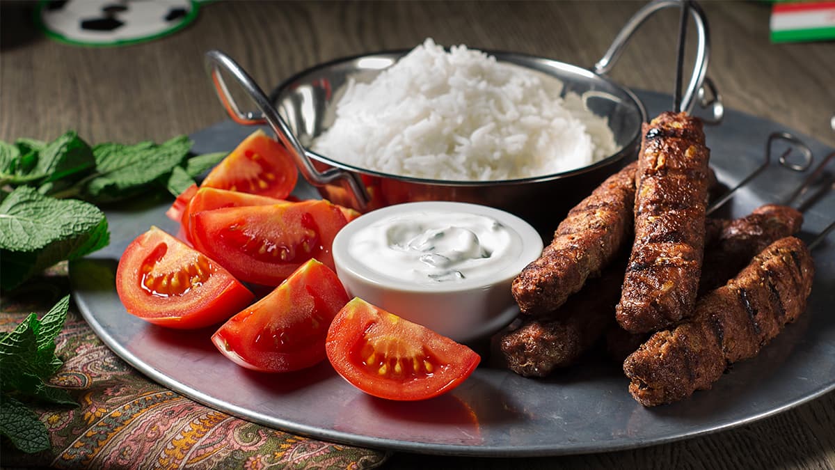 Kebab iraní con salsa de yogur y hierbabuena