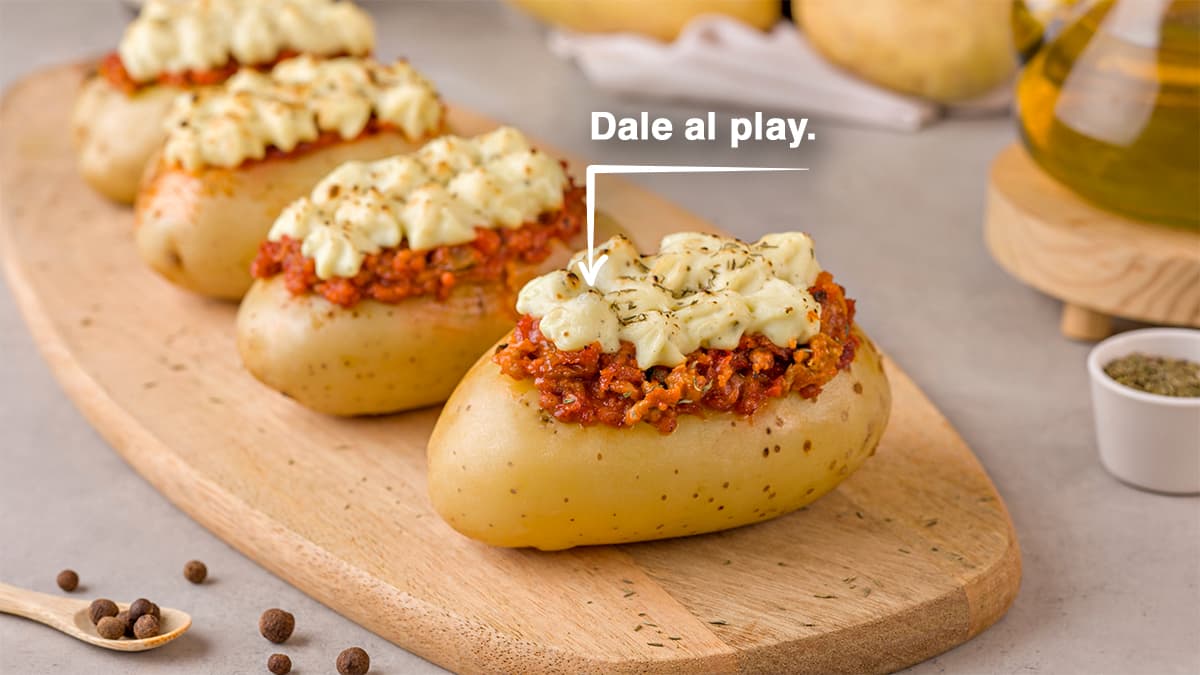 Patatas rellenas con picada vegana y puré gratinado
