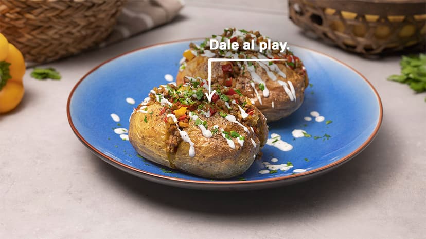 Patatas rellenas de carne picada con salsa de yogur