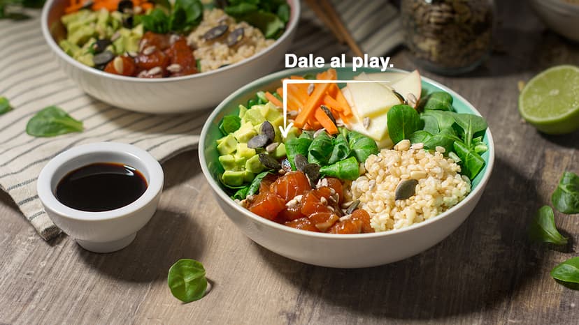 Poke bowl de salmón y canónigos