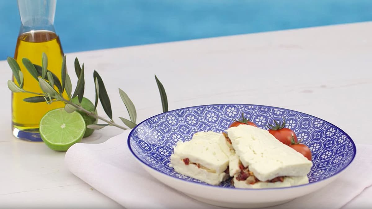 Queso feta relleno