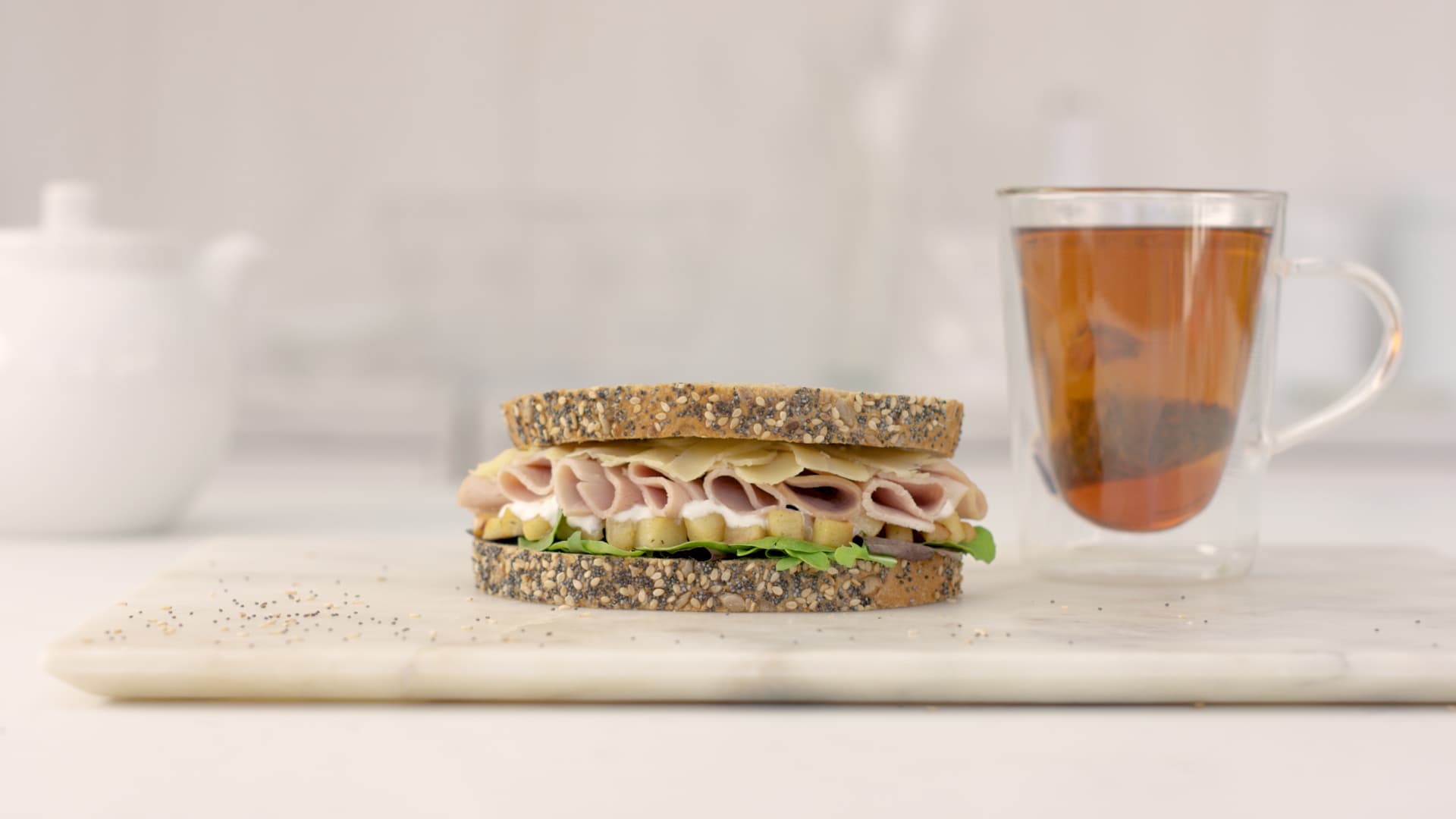 Sándwich de jamón y manzana con té negro