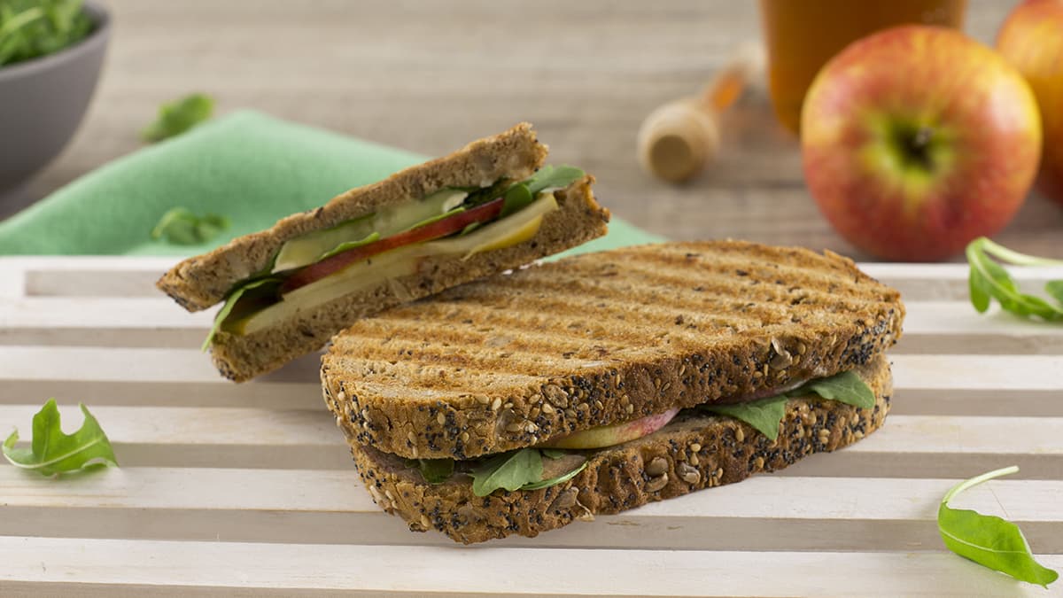 Sándwich de manzana, brie y rúcula