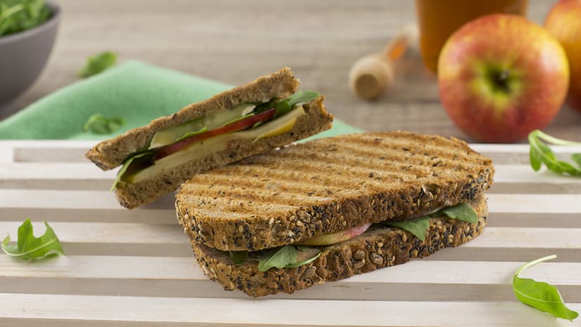 Sándwich de manzana, brie y rúcula