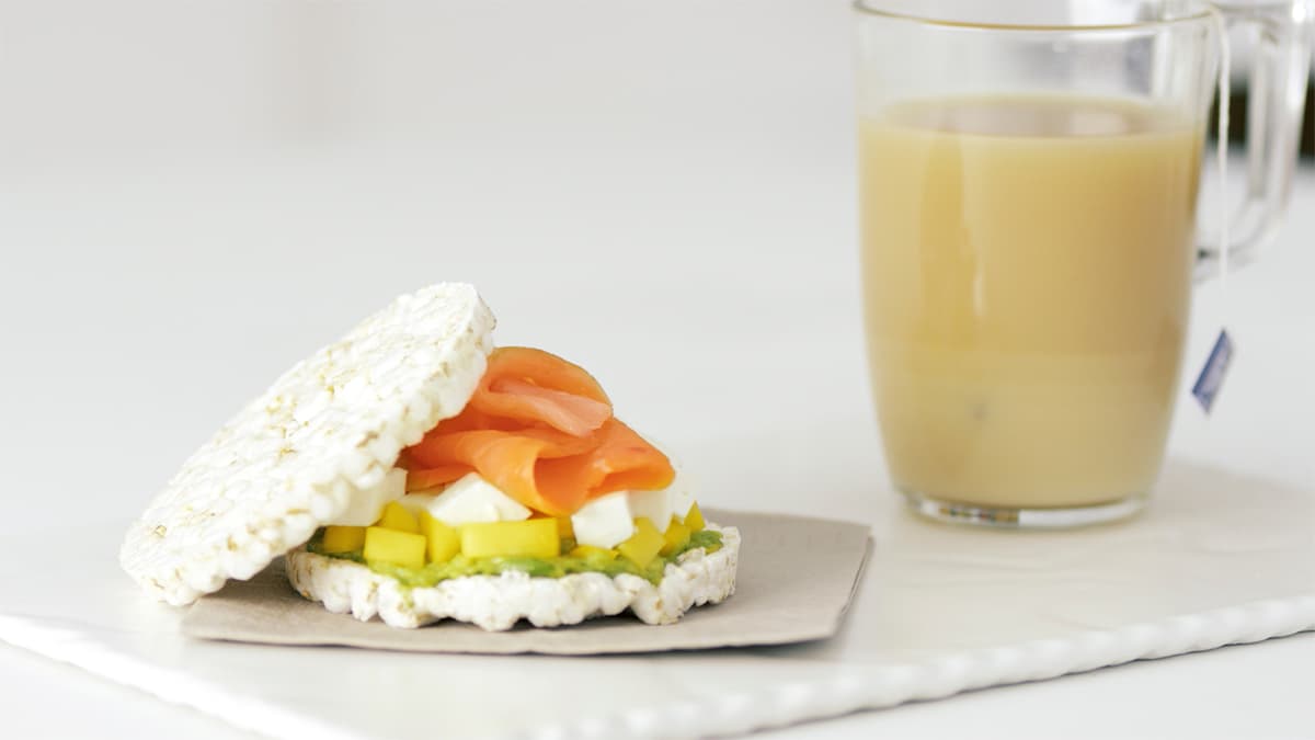 Sándwich ligero y té con leche