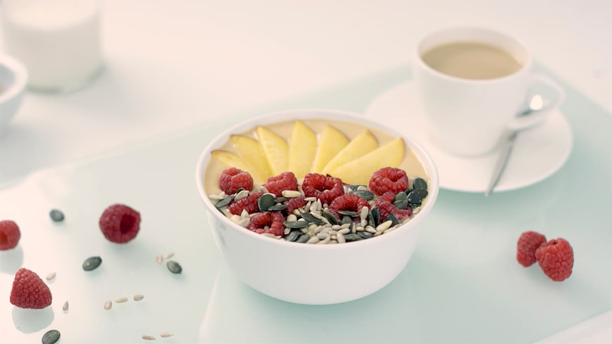 Smoothie bowl de piña y nectarina con café