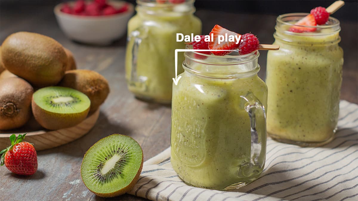 Smoothie de kiwi, plátano y naranja