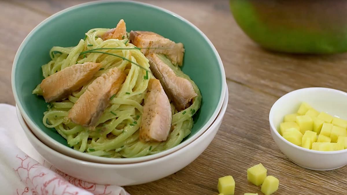 Tallarines con salmón y mango