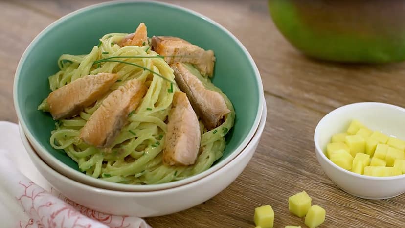 Tallarines con salmón y mango