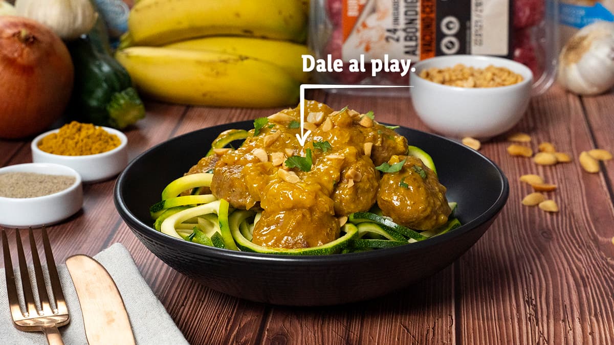 Tallarines de calabacín con albóndigas al curry