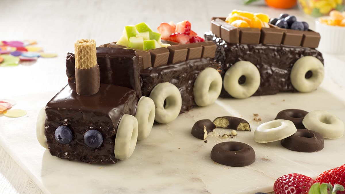 Tarta tren de chocolate con frutas
