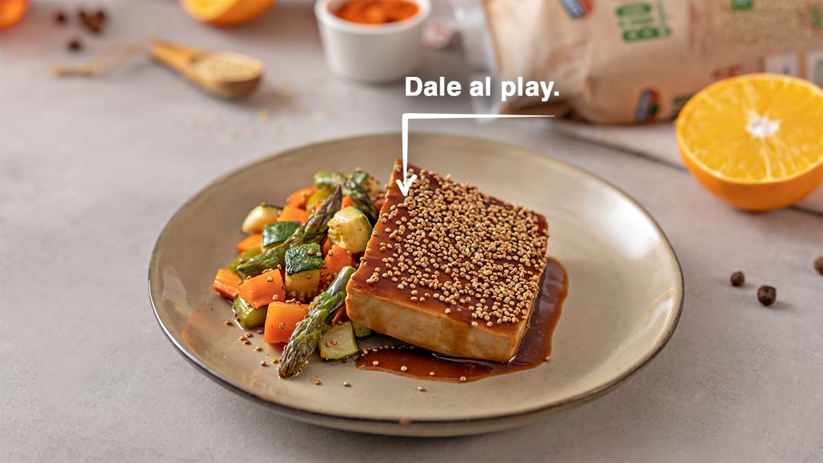 Tofu glaseado con naranja y verduras