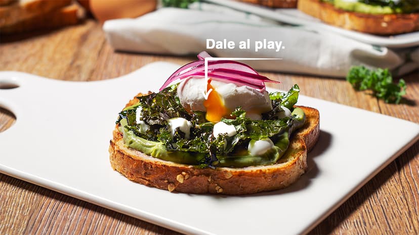 Tostada con aguacate y huevo poché