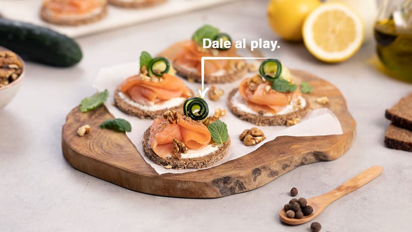 Tostada de salmón y salsa de yogur