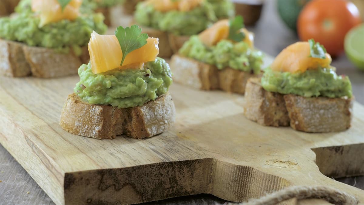 Tostada integral de guacamole y salmón