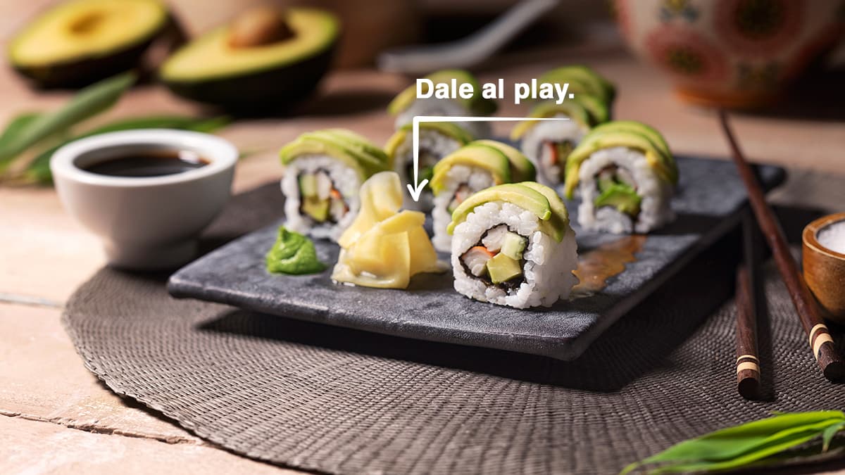 Uramaki con palitos, aguacate y pepino