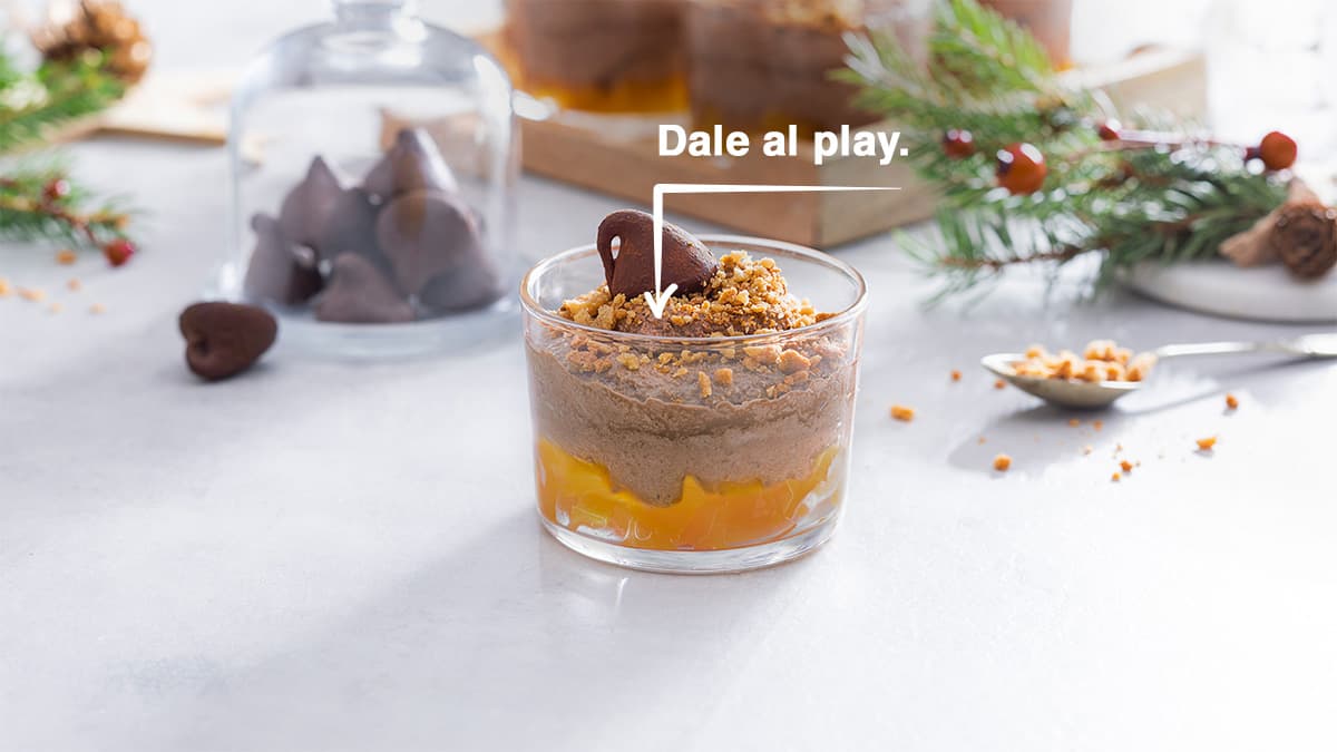 Vasitos de melocotón, trufa y crumble de café